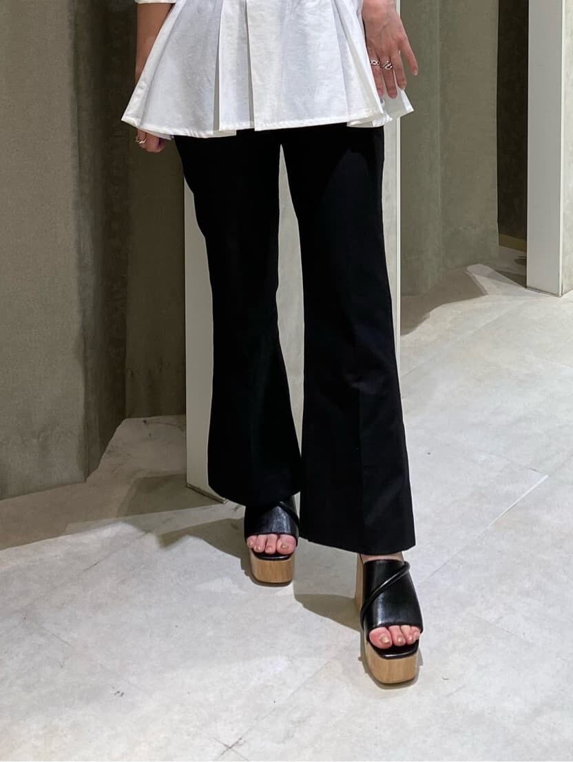 ブラック系のスラックス、ブラック系のサンダル、ブラック系のキャミソールを着用したレディースの春コーディネートの7枚目の写真