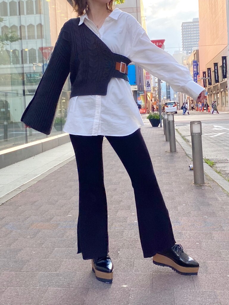 ブラック系のその他パンツ、ブラック系のローファー、ブラック系のシャツ/ブラウスを着用したレディースの秋コーディネートの2枚目の写真