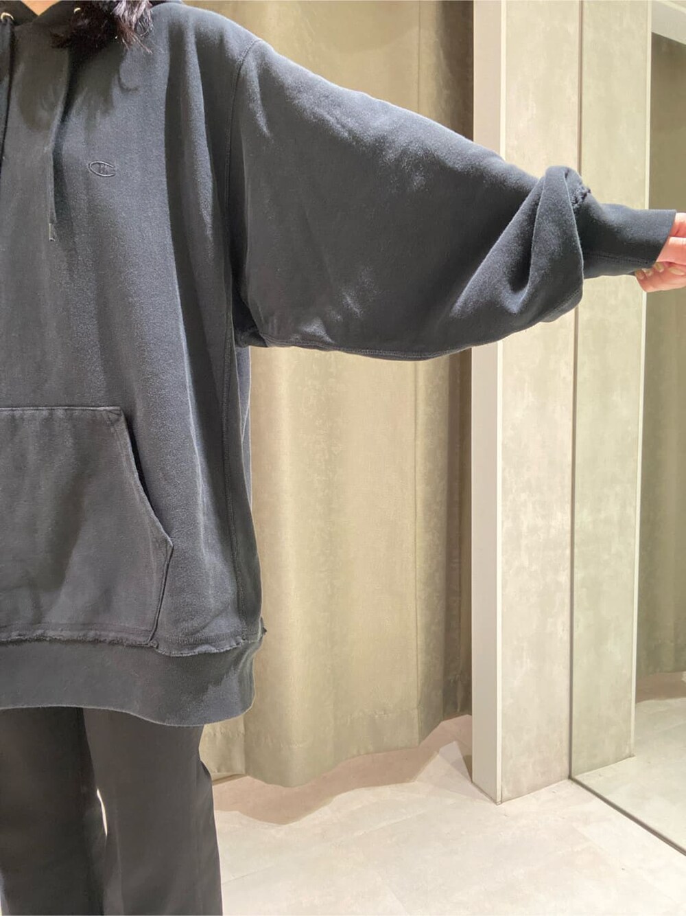 ブラック系のその他パンツ、グレー系のデニムジャケット、ブラック系のパーカーを着用したレディースの春コーディネートの7枚目の写真