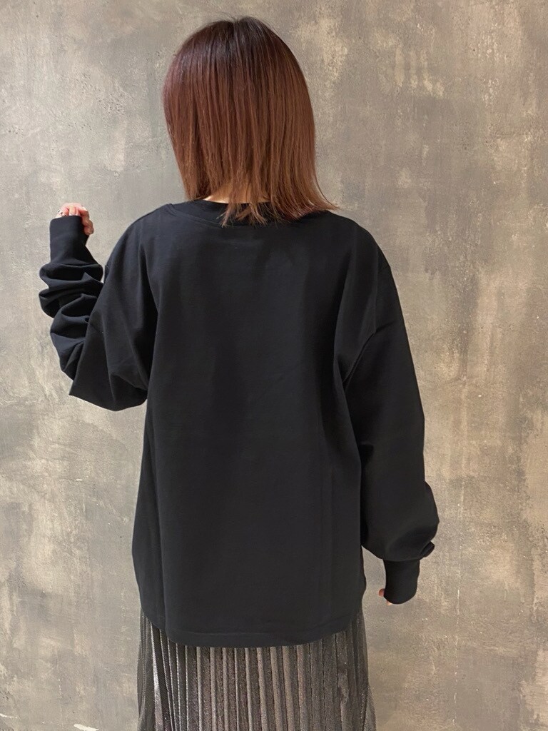 ブラック系のTシャツ/カットソー、ブラック系のスカート、ブラック系のハンドバッグを着用したレディースの春コーディネートの4枚目の写真