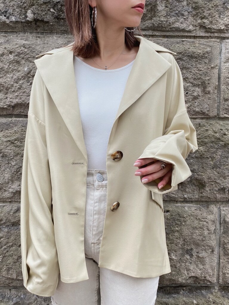 ベージュ系のテーラードジャケット、ホワイト系のショルダーバッグ、グレー系のその他パンツを着用したレディースの春コーディネートの4枚目の写真