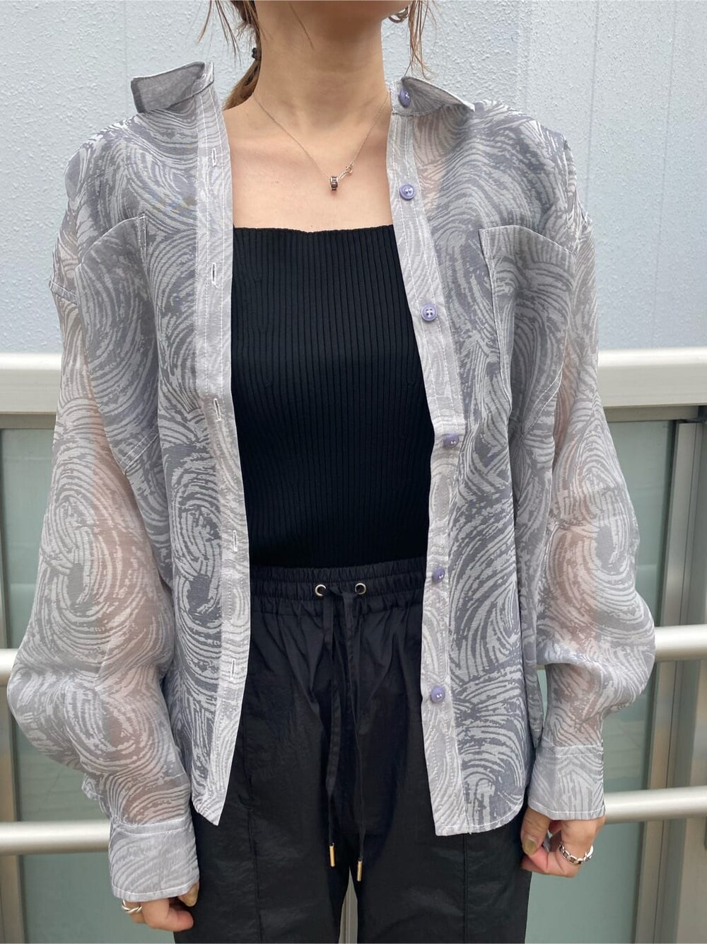 ブラック系のシャツ/ブラウス、ブラック系のその他パンツ、ブラック系のタンクトップを着用したレディースの春コーディネートの7枚目の写真