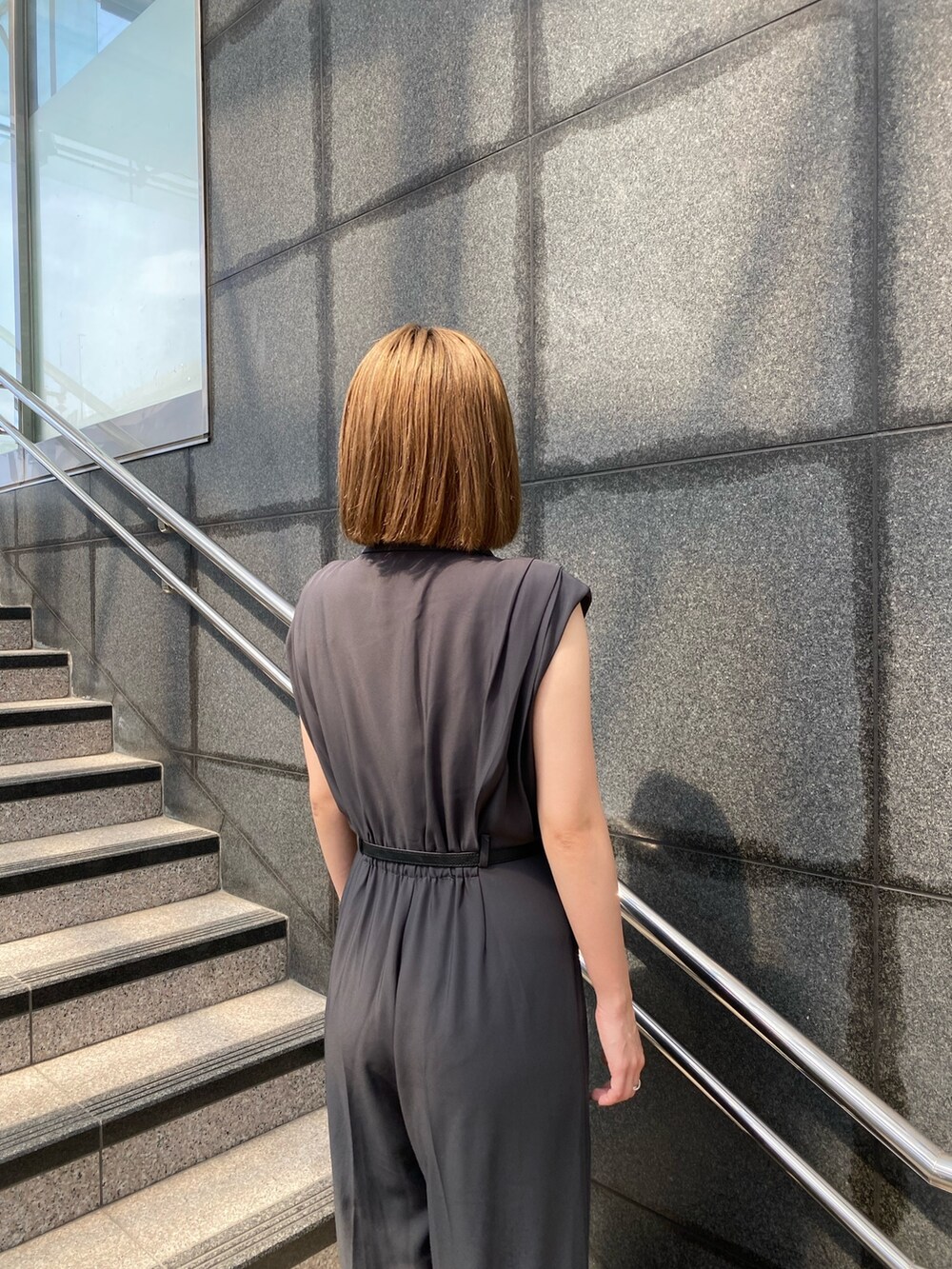 グレー系のつなぎ/オールインワン、ブラック系のサンダルを着用したレディースの春コーディネートの5枚目の写真