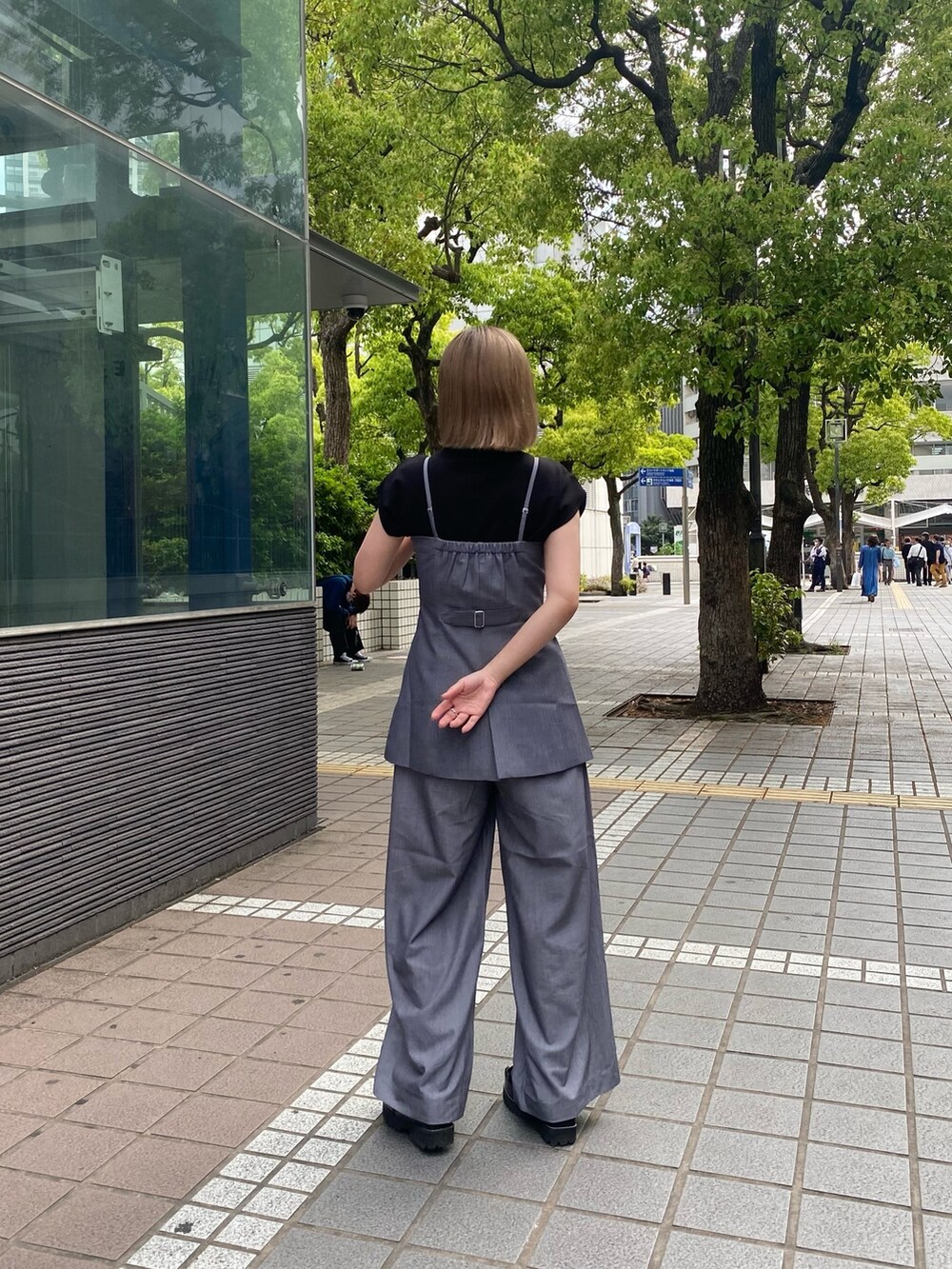 グレー系のキャミソール、グレー系のその他パンツ、ブラック系のTシャツ/カットソーを着用したレディースの春コーディネートの4枚目の写真