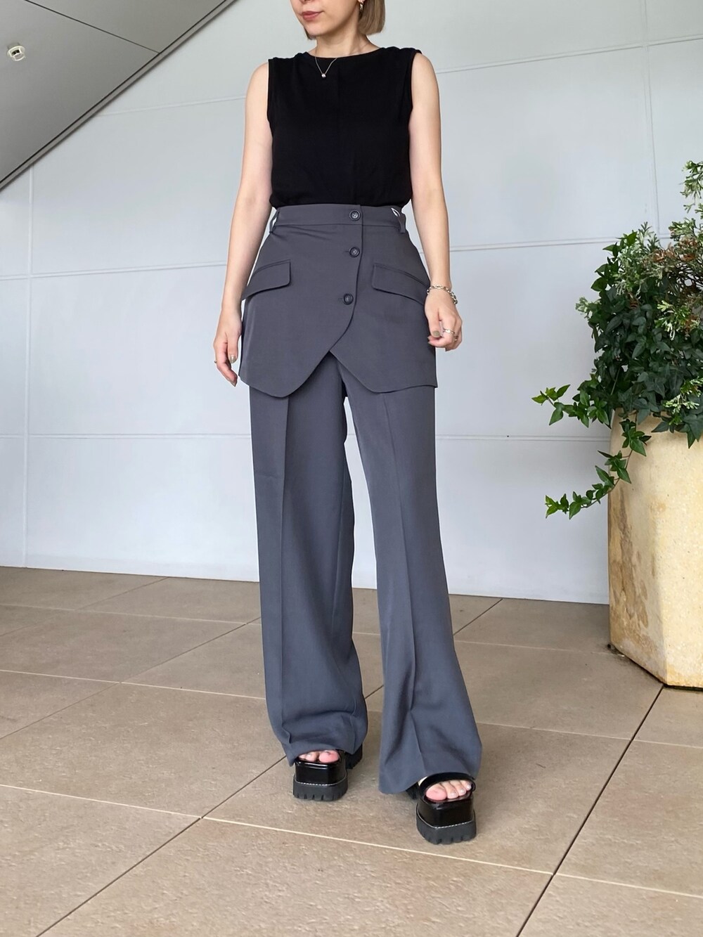 グレー系のその他パンツ、ブラック系のタンクトップを着用したレディースの夏コーディネートの3枚目の写真