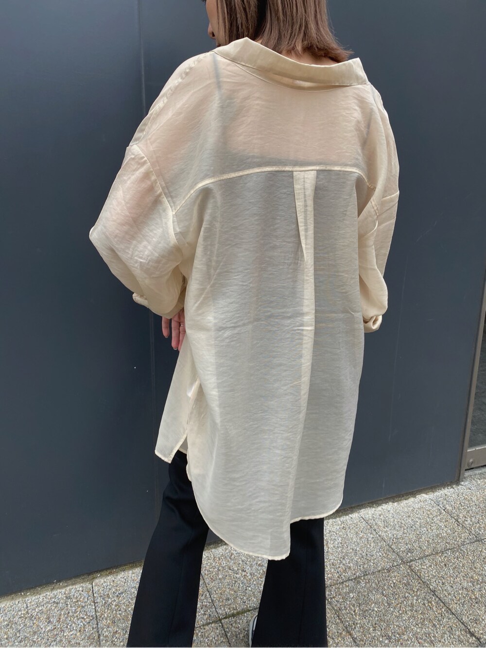 ホワイト系のシャツ/ブラウス、ブラック系のその他パンツ、ブラウン系のTシャツ/カットソーを着用したレディースの春コーディネートの4枚目の写真