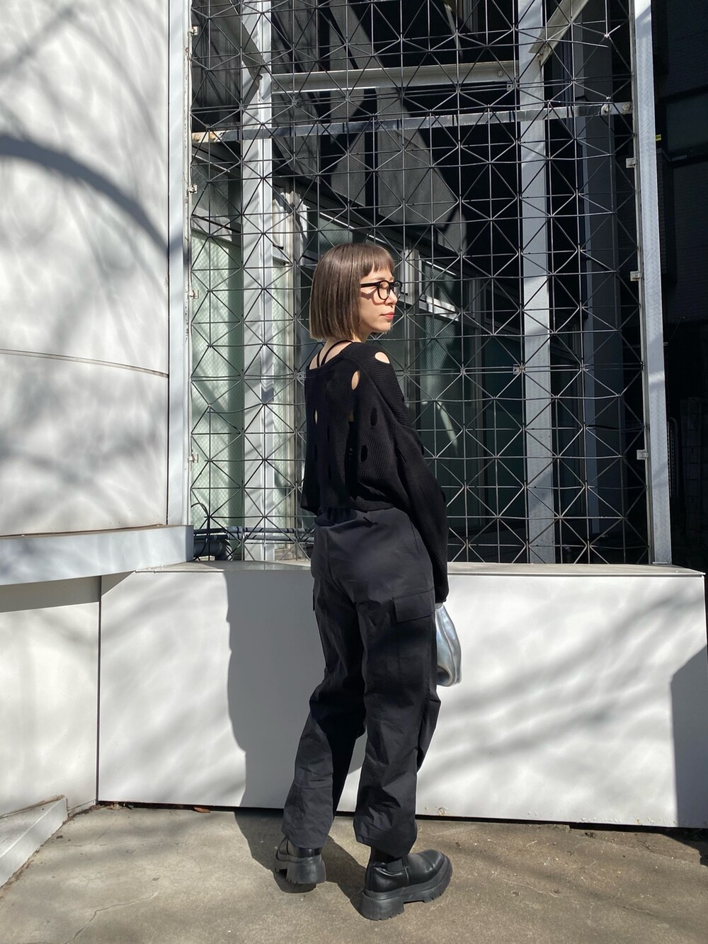 ブラック系のカーゴパンツ、ブラック系のニット/セーターを着用したレディースの冬コーディネートの3枚目の写真