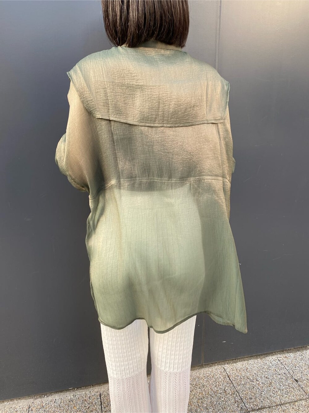 グリーン系のシャツ/ブラウス、ホワイト系のスウェットパンツ、ホワイト系のサンダルを着用したレディースの夏コーディネートの5枚目の写真