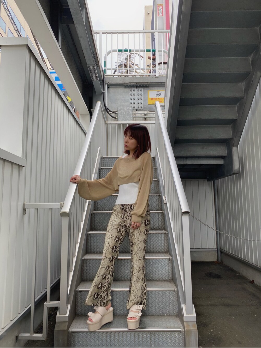 その他のスラックス、ベージュ系のニット/セーター、その他のサングラスを着用したレディースの春コーディネートの2枚目の写真