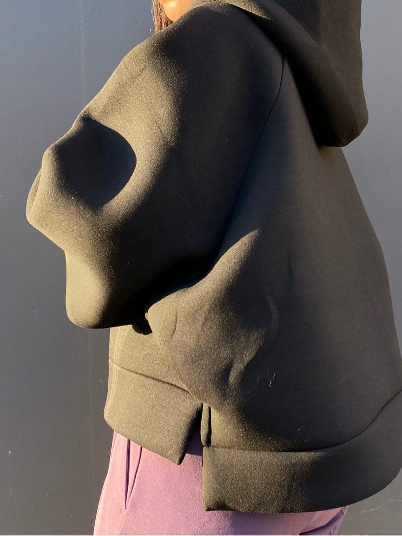 パープル系のその他パンツ、ブラック系のパンプス、ブラック系のパーカーを着用したレディースの秋コーディネートの5枚目の写真