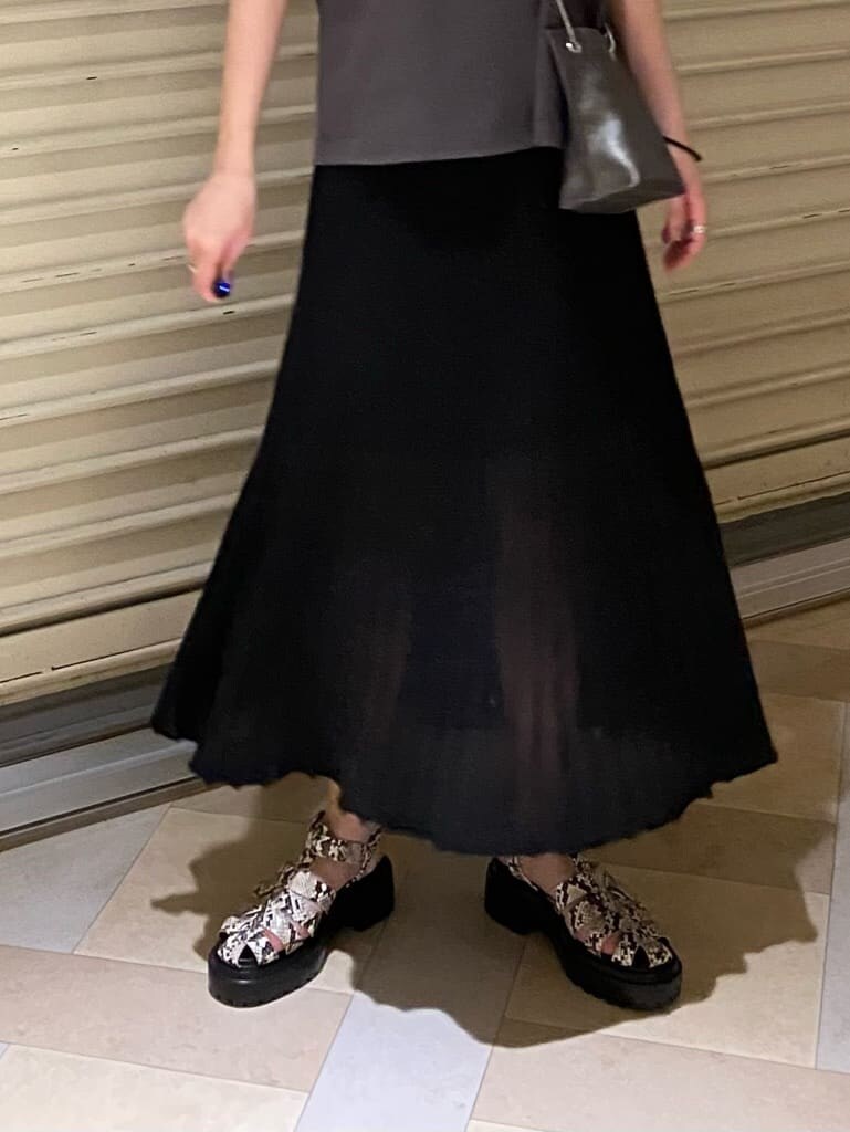 ブラック系のショルダーバッグ、その他のサンダル、グレー系のTシャツ/カットソーを着用したレディースの春コーディネートの7枚目の写真