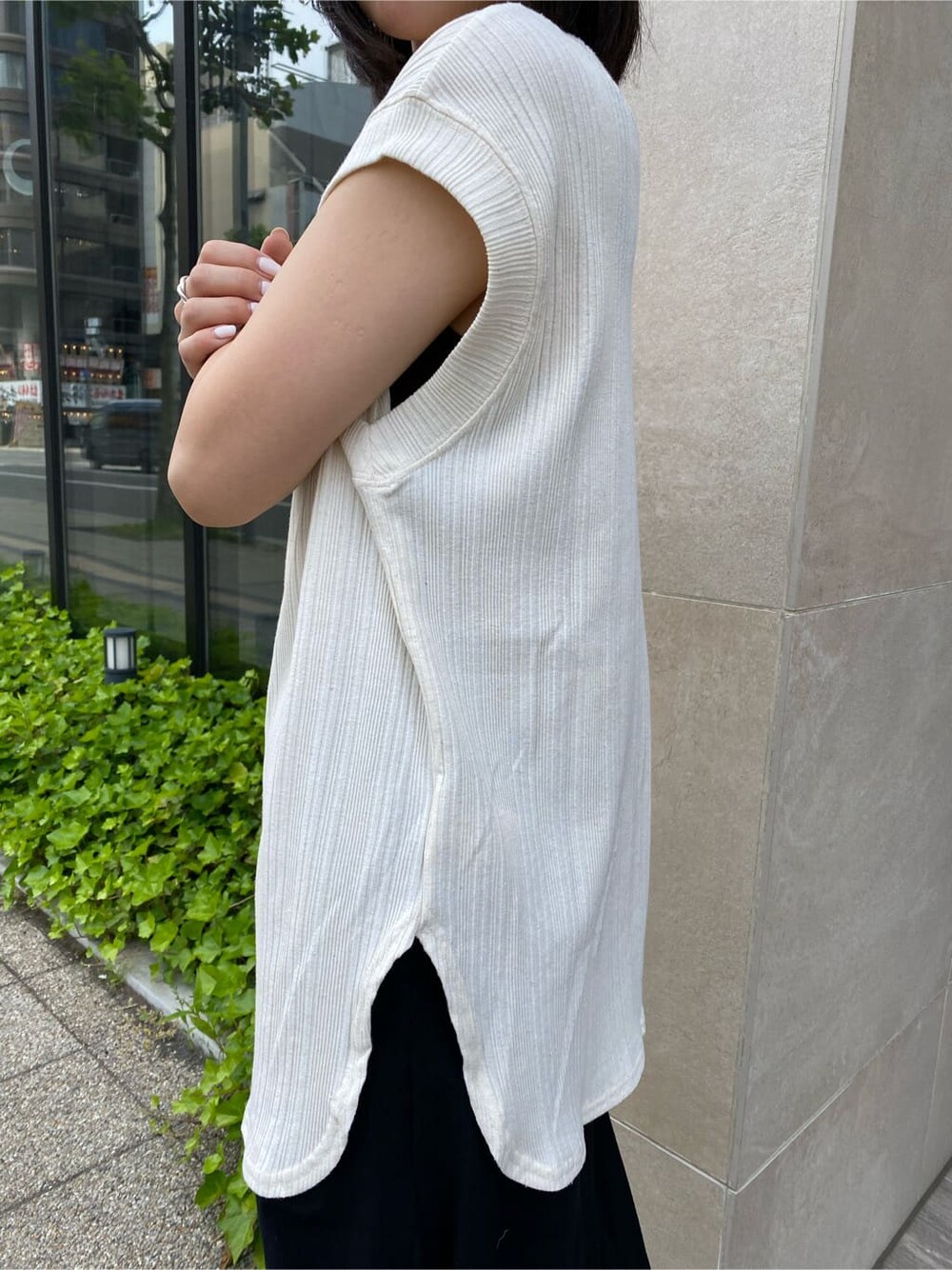 ブラック系のスカート、ブラック系のサンダル、ホワイト系のTシャツ/カットソーを着用したレディースの夏コーディネートの7枚目の写真