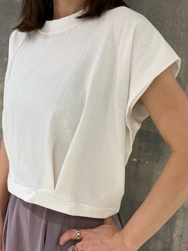 パープル系のスカート、ホワイト系のサンダル、ホワイト系のタンクトップを着用したレディースの夏コーディネートの8枚目の写真