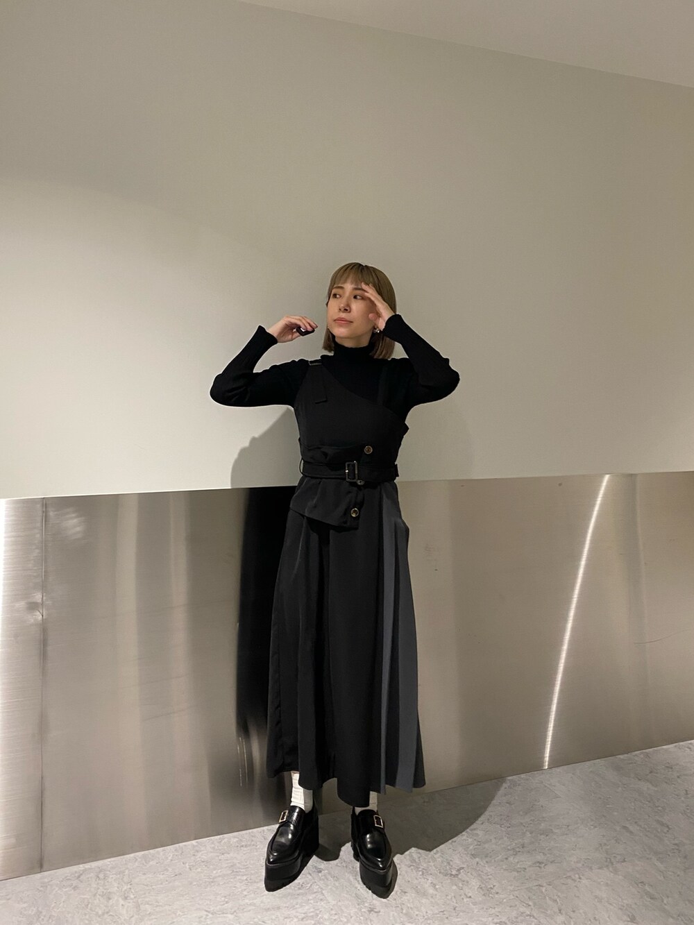 ブラック系のMA-1、ブラック系のワンピース、ブラック系のローファーを着用したレディースの冬コーディネートの6枚目の写真