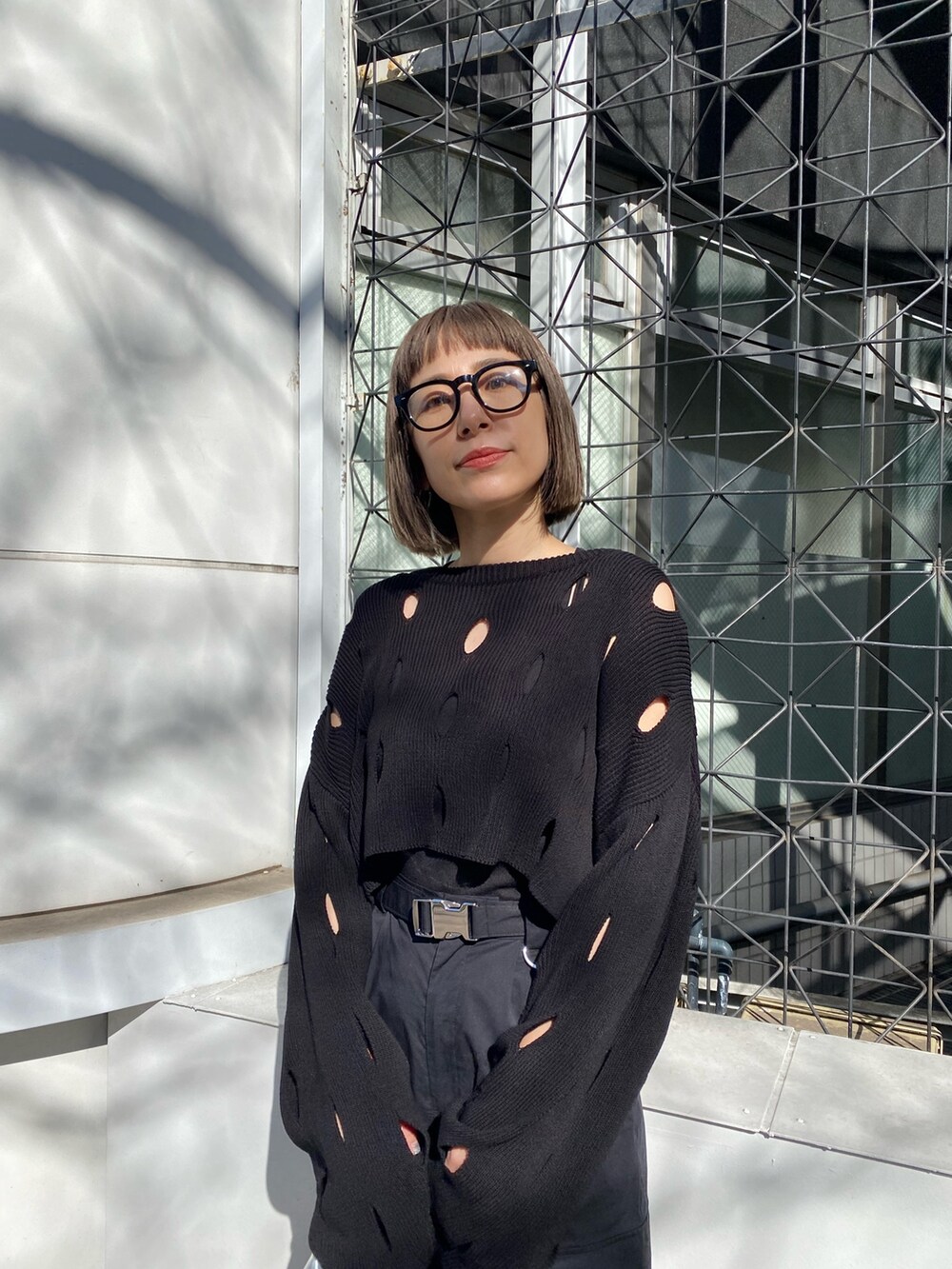 ブラック系のカーゴパンツ、ブラック系のニット/セーターを着用したレディースの冬コーディネートの6枚目の写真