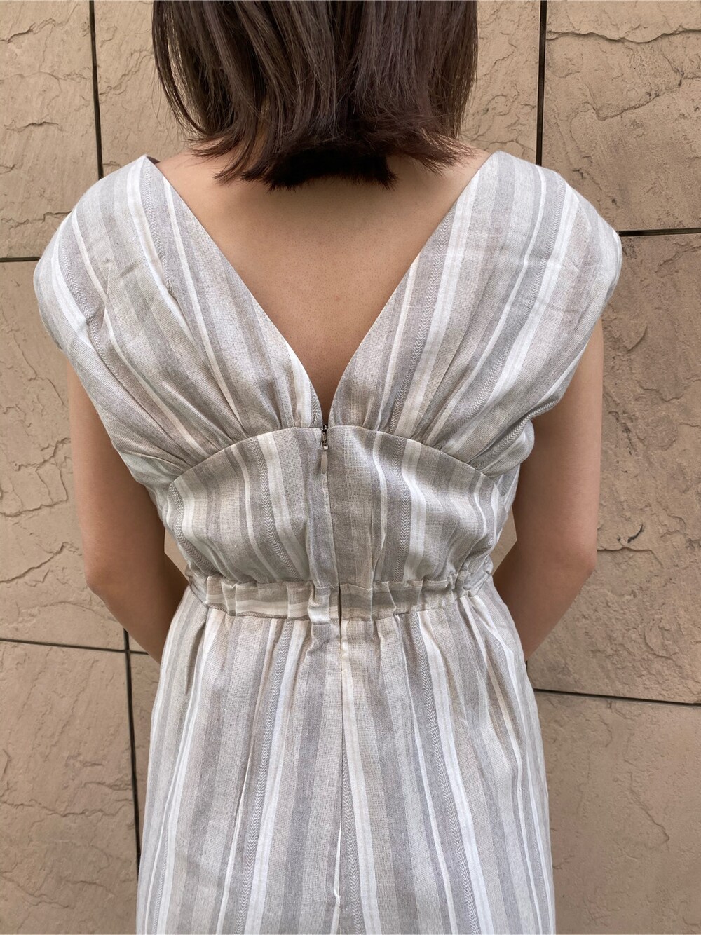 その他のつなぎ/オールインワン、ブラック系のサンダル、ベージュ系のかごバッグを着用したレディースの春コーディネートの6枚目の写真