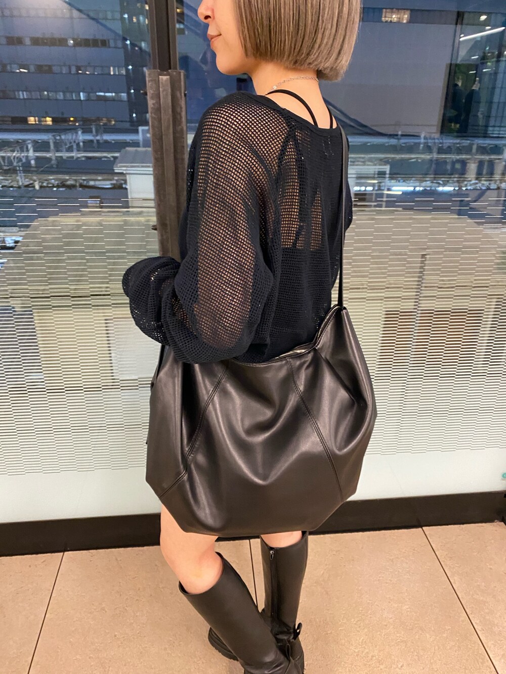 グレー系のその他パンツ、ブラック系のハンドバッグを着用したレディースの秋コーディネートの5枚目の写真