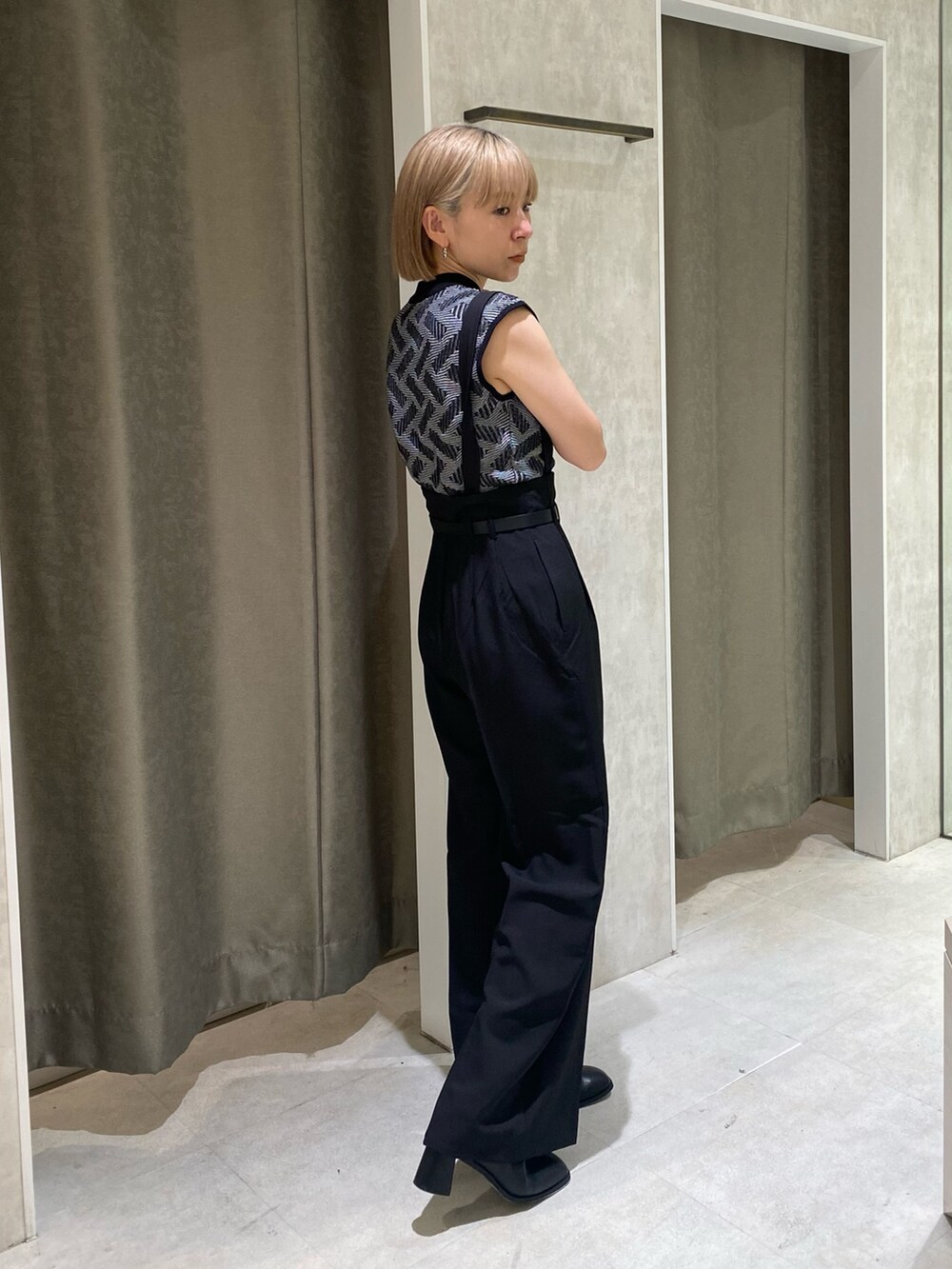 ブラック系のニット/セーター、ブラック系のその他パンツ、ブラック系のブーツを着用したレディースの夏コーディネートの2枚目の写真