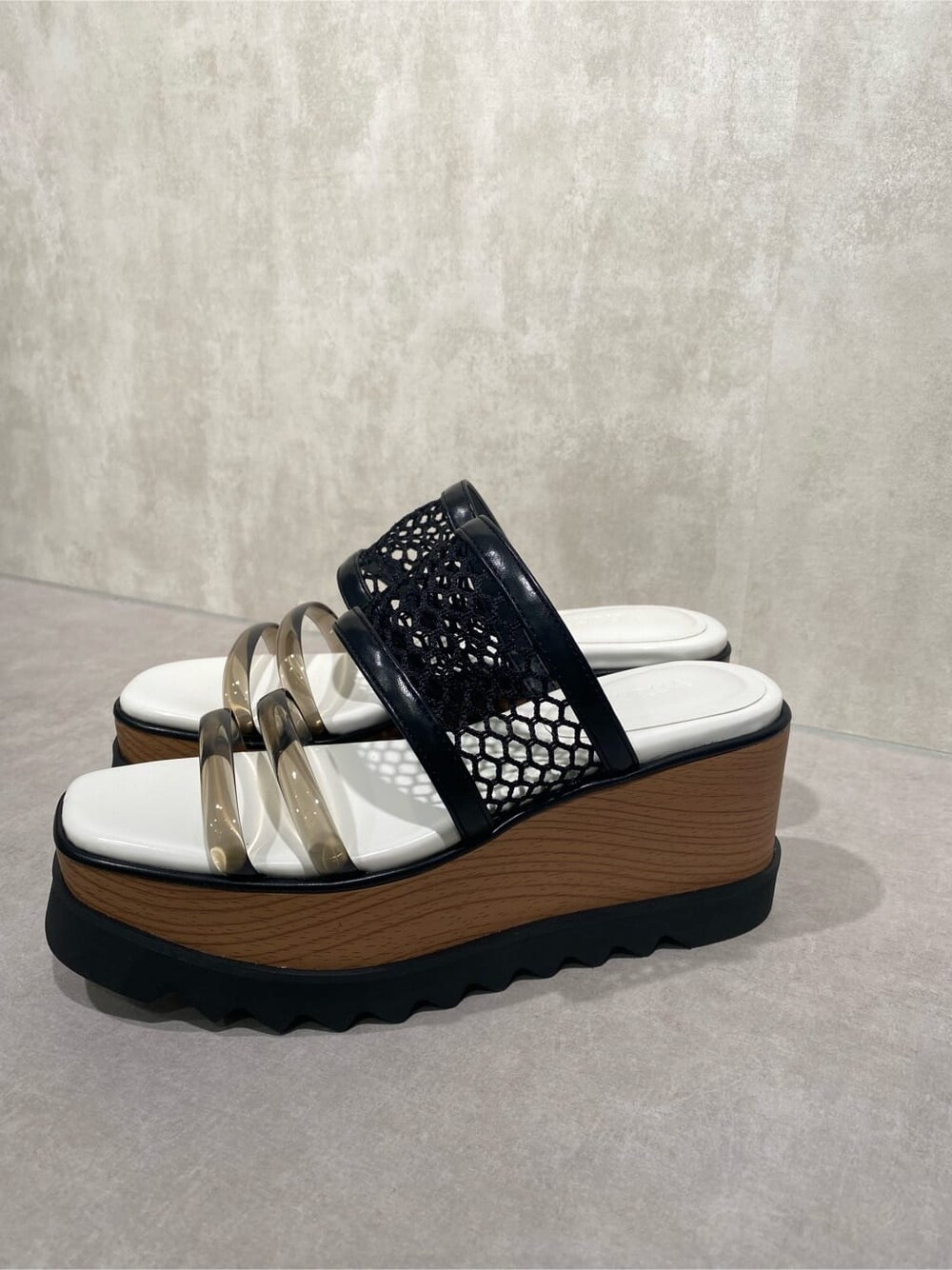 ブラック系のワンピース、その他のサンダルを着用したレディースの春コーディネートの6枚目の写真