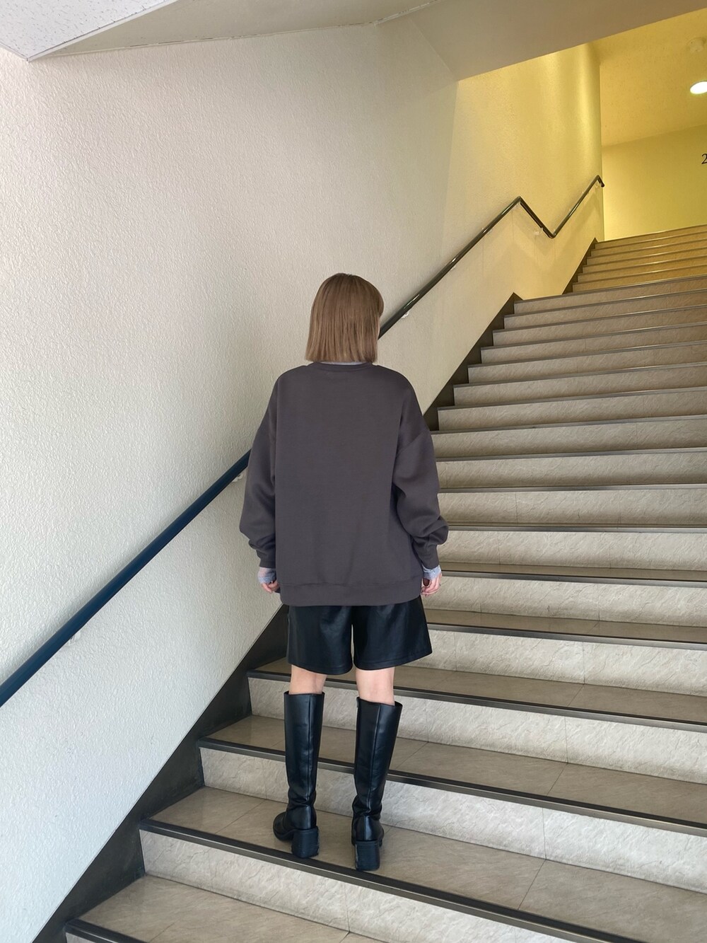 グレー系のスウェット、シルバー系のTシャツ/カットソー、ブラック系のその他パンツを着用したレディースの秋コーディネートの2枚目の写真