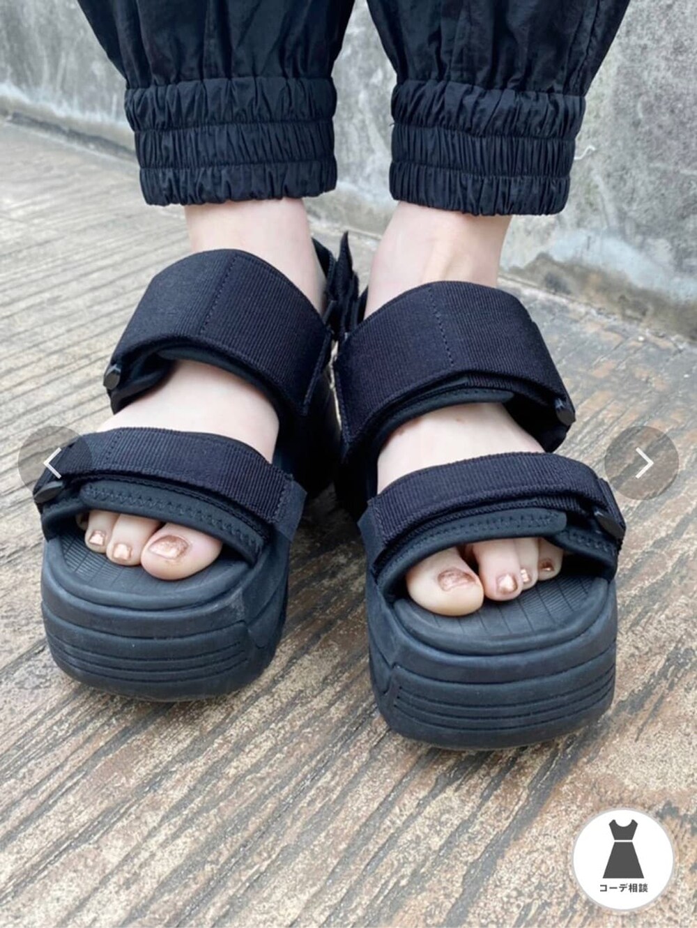 ブラック系のサンダル、ブラック系のショルダーバッグ、ブラウン系のワンピースを着用したレディースの夏コーディネートの7枚目の写真