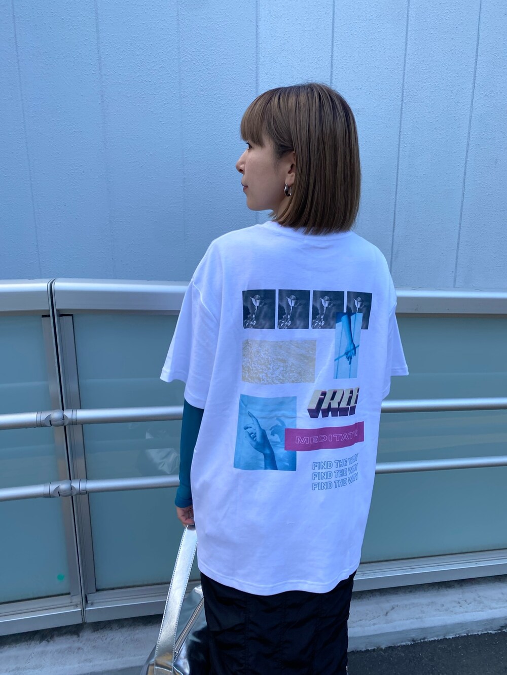 ホワイト系のTシャツ/カットソー、その他のTシャツ/カットソー、ブラック系のスカートを着用したレディースの春コーディネートの5枚目の写真