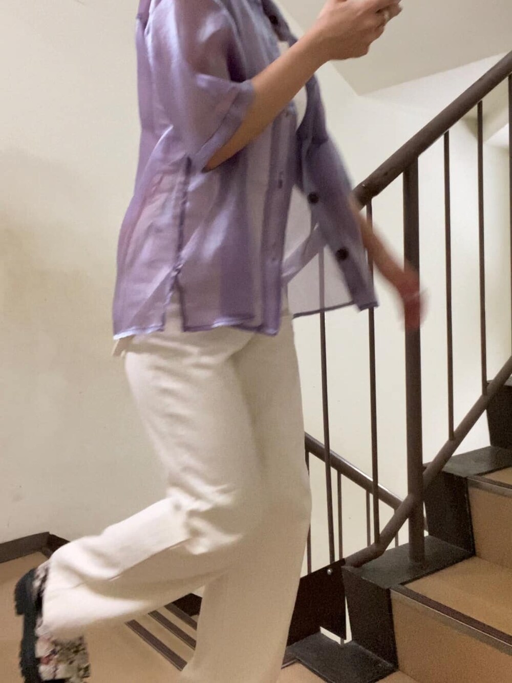 ホワイト系のキャミソール、ホワイト系のデニムパンツ、その他のサンダルを着用したレディースの夏コーディネートの6枚目の写真