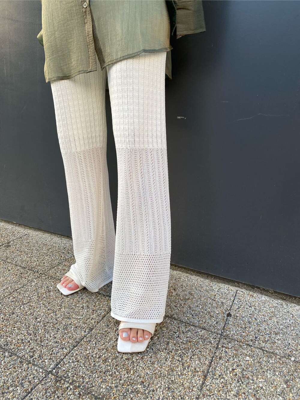 グリーン系のシャツ/ブラウス、ホワイト系のスウェットパンツ、ホワイト系のサンダルを着用したレディースの夏コーディネートの7枚目の写真