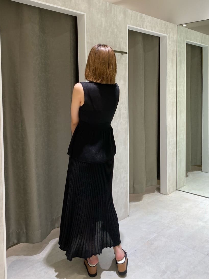 ブラック系のワンピース、その他のサンダルを着用したレディースの春コーディネートの3枚目の写真