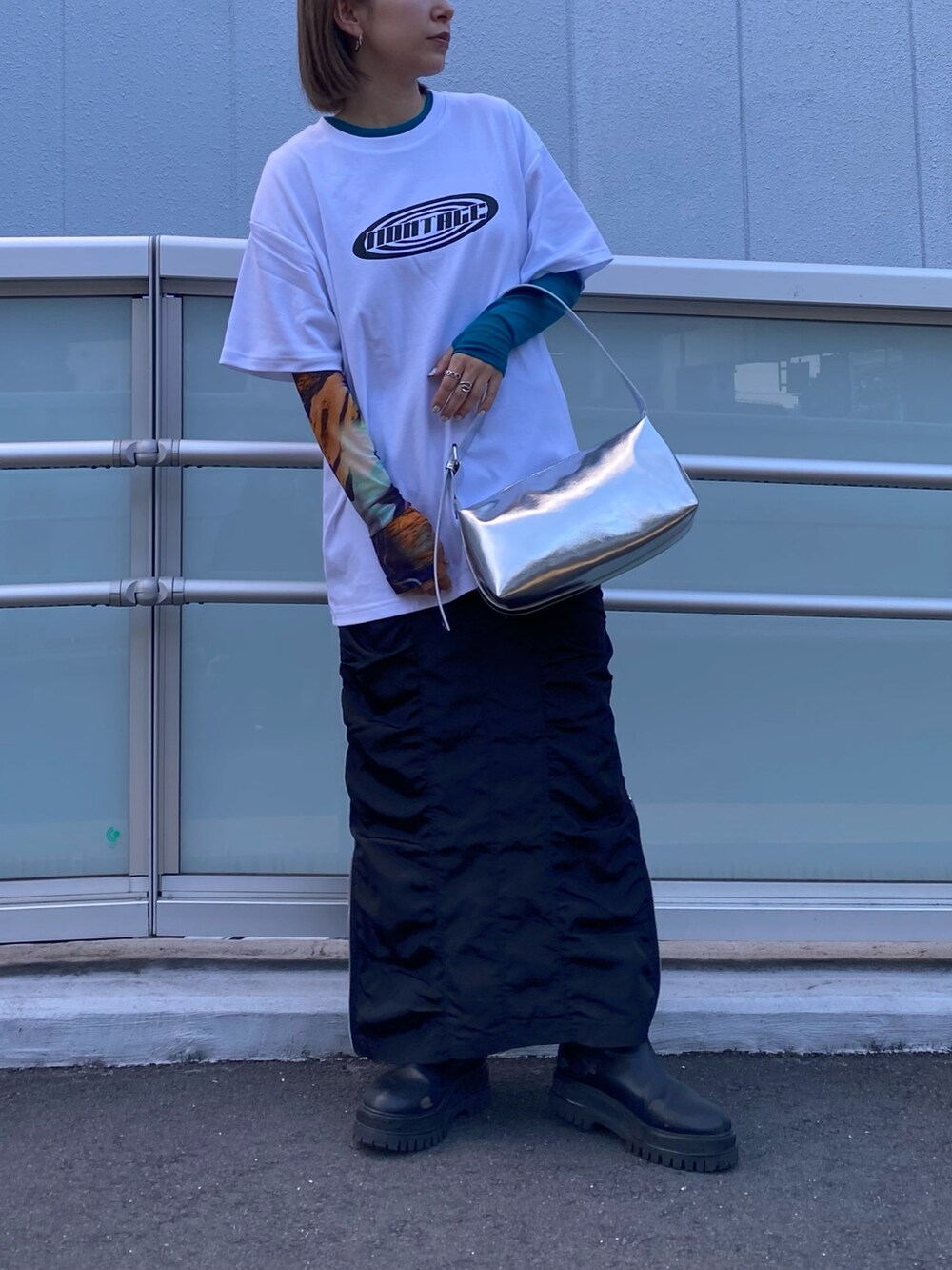 ホワイト系のTシャツ/カットソー、その他のTシャツ/カットソー、ブラック系のスカートを着用したレディースの春コーディネートの3枚目の写真