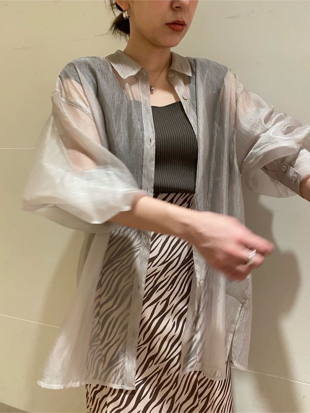 グレー系のシャツ/ブラウス、その他のスカート、ブラック系のタンクトップを着用したレディースの春コーディネートの4枚目の写真