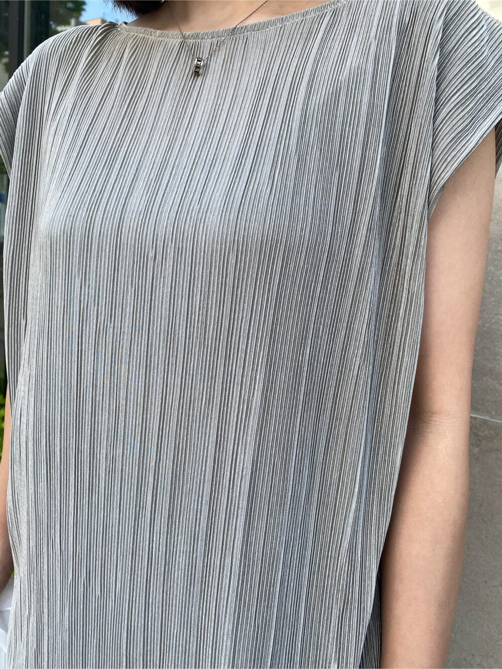 グレー系のシャツ/ブラウス、ホワイト系のシャツ/ブラウス、ホワイト系のサンダルを着用したレディースの夏コーディネートの6枚目の写真