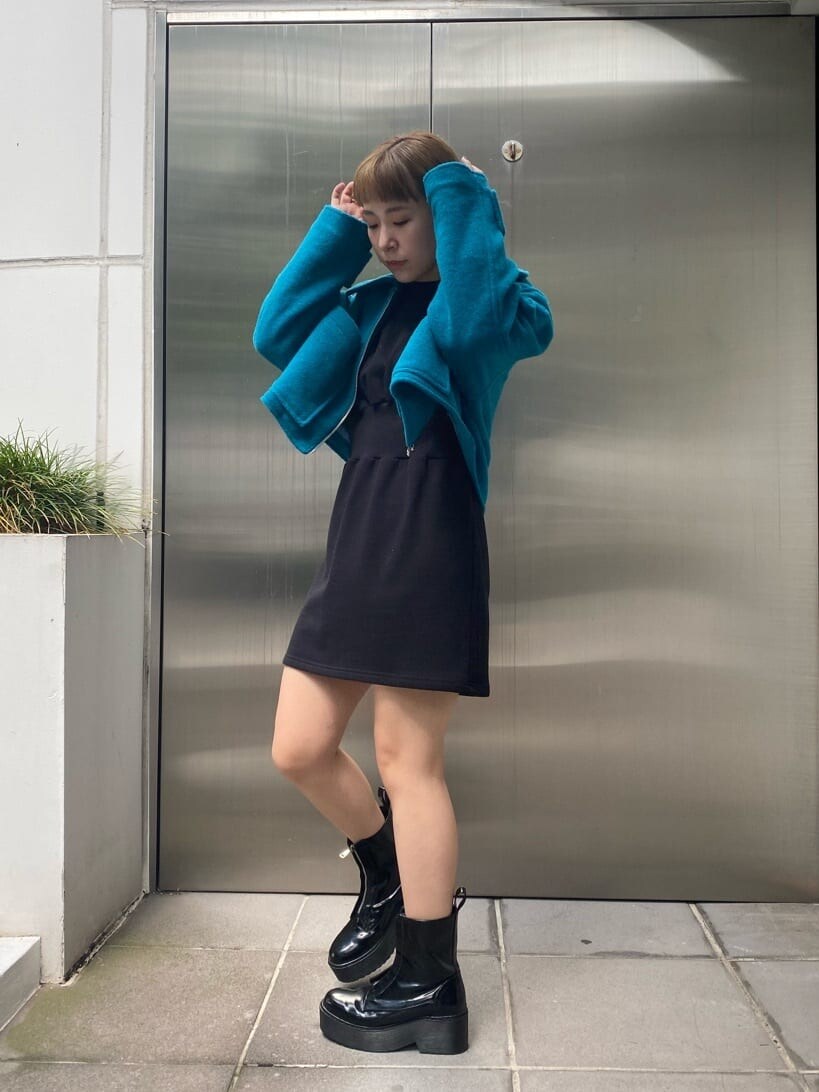 ブラック系のワンピース、ブルー系のブルゾンを着用したレディースの秋コーディネートの4枚目の写真