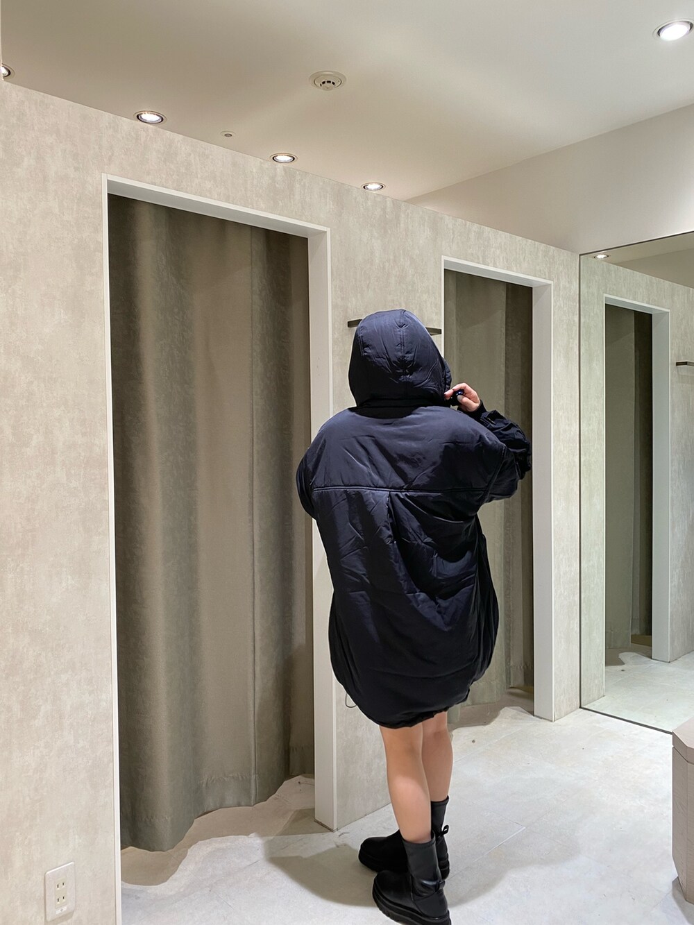 ブラック系のブルゾン、ブルー系のニット/セーター、ブラック系のスカートを着用したレディースの秋コーディネートの5枚目の写真