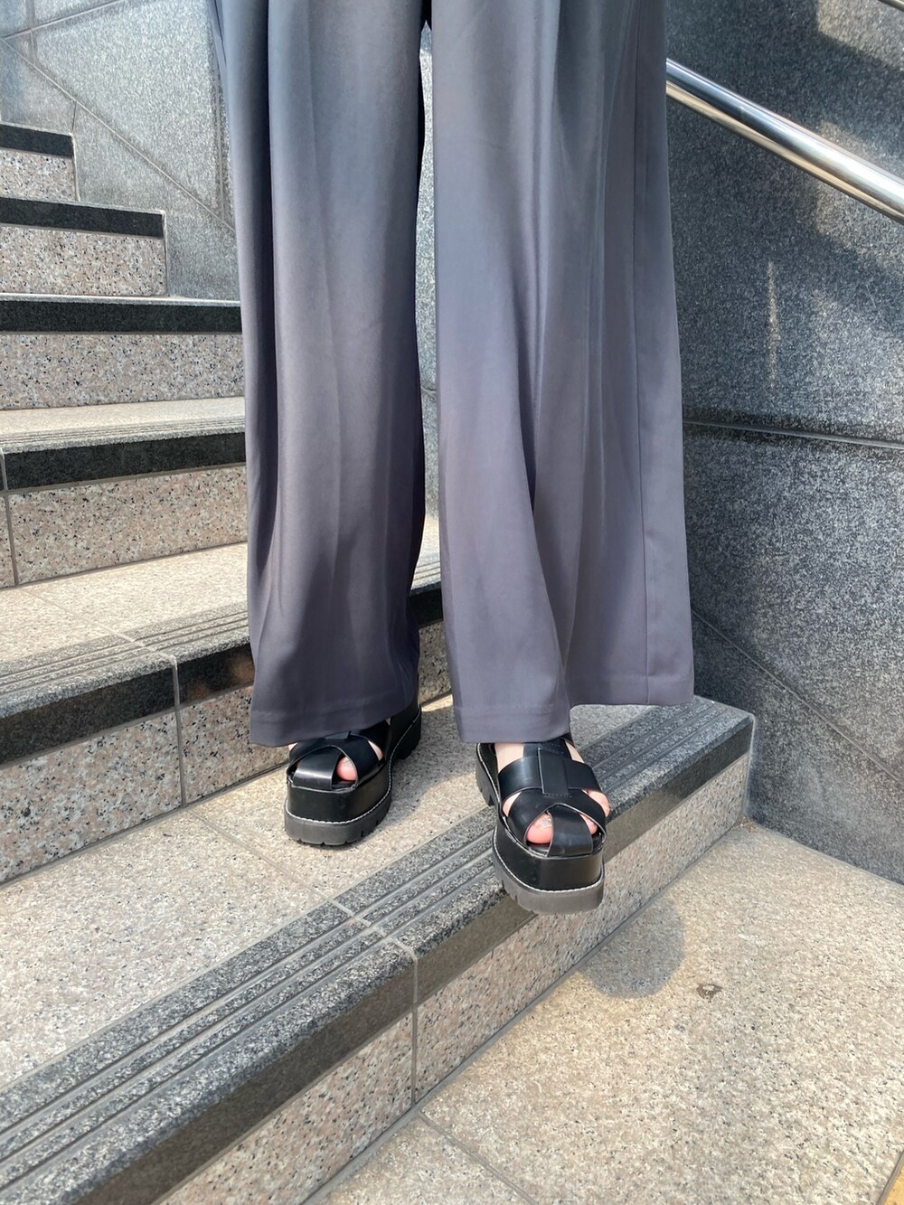 グレー系のつなぎ/オールインワン、ブラック系のサンダルを着用したレディースの春コーディネートの7枚目の写真