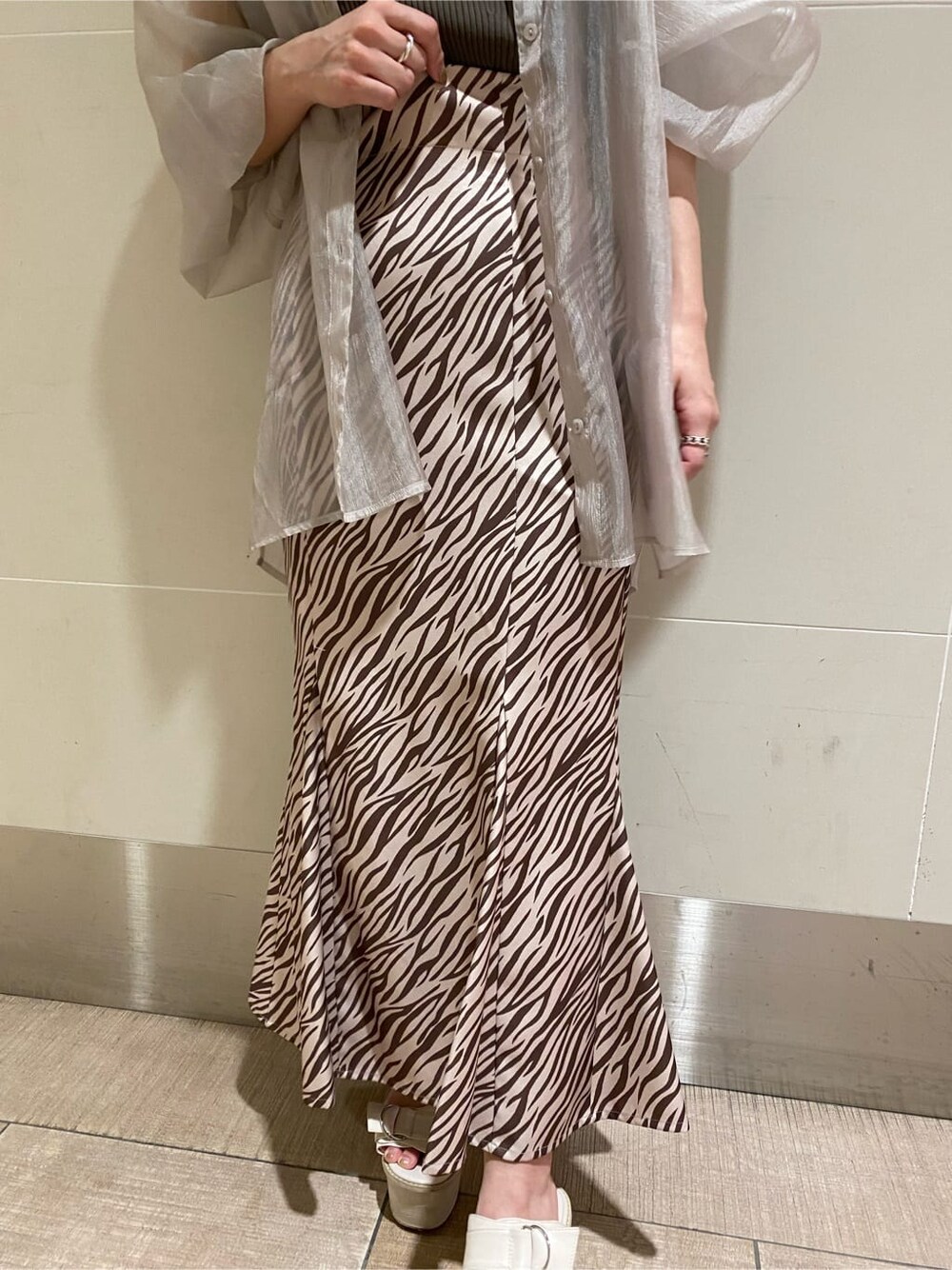 グレー系のシャツ/ブラウス、その他のスカート、ブラック系のタンクトップを着用したレディースの春コーディネートの7枚目の写真