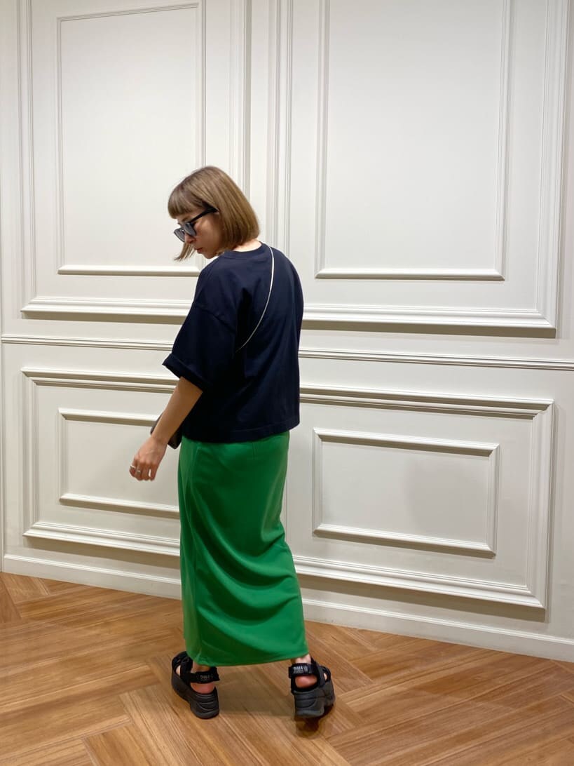 ブラック系のサンダル、ブラック系のTシャツ/カットソー、ブラック系のショルダーバッグを着用したレディースの夏コーディネートの4枚目の写真