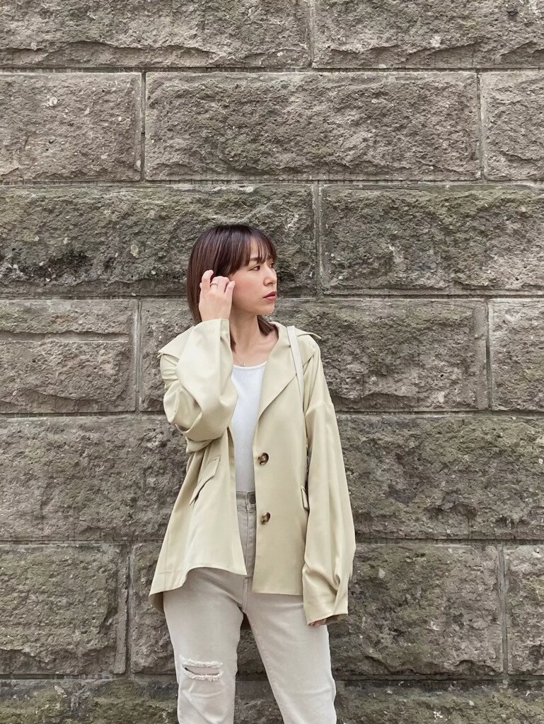 ベージュ系のテーラードジャケット、ホワイト系のショルダーバッグ、グレー系のその他パンツを着用したレディースの春コーディネートの2枚目の写真