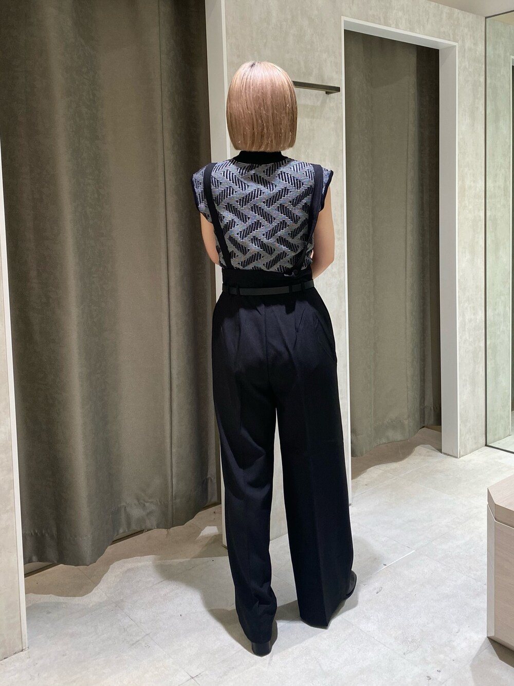 ブラック系のニット/セーター、ブラック系のその他パンツ、ブラック系のブーツを着用したレディースの夏コーディネートの3枚目の写真