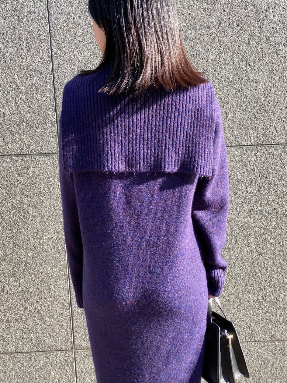 ブラック系のハンドバッグ、パープル系のワンピース、ブラック系のブーツを着用したレディースの冬コーディネートの4枚目の写真