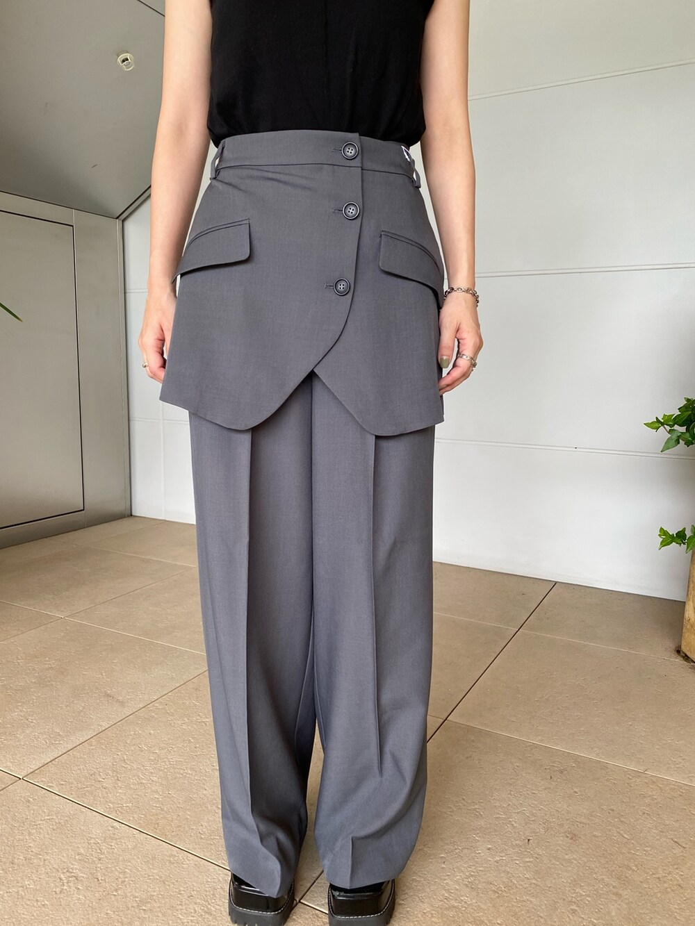 グレー系のその他パンツ、ブラック系のタンクトップを着用したレディースの夏コーディネートの4枚目の写真