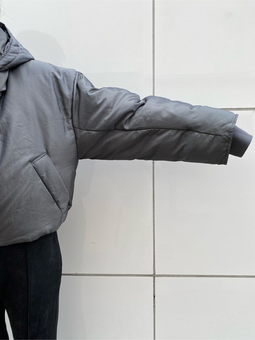 ブラック系のその他パンツ、グレー系のダウンジャケット/コート、ブラック系のニット/セーターを着用したレディースの秋コーディネートの9枚目の写真