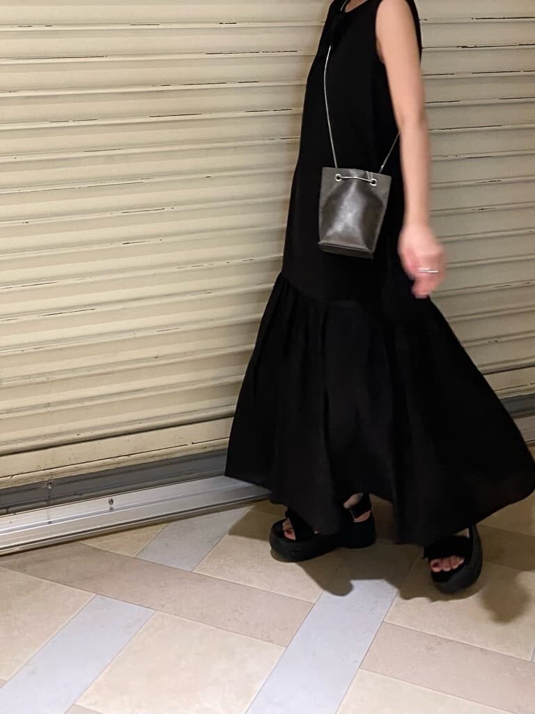 ブラック系のサンダル、ブラック系のショルダーバッグ、ブラウン系のワンピースを着用したレディースの夏コーディネートの5枚目の写真