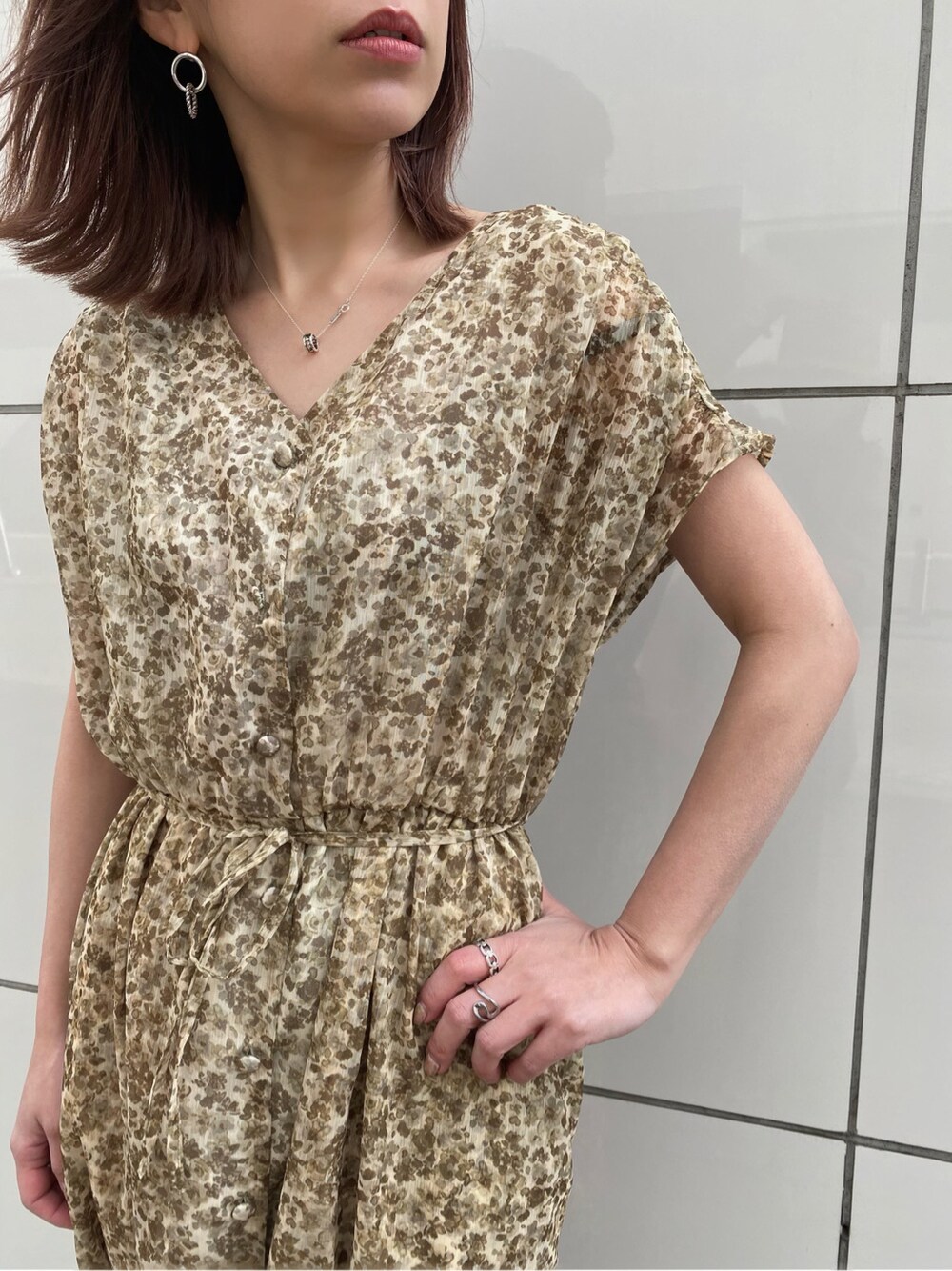 ベージュ系のワンピース、ベージュ系のハットを着用したレディースの春コーディネートの5枚目の写真