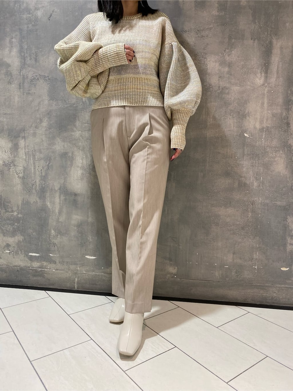 ホワイト系のブーツ、ホワイト系のスラックス、ホワイト系のニット/セーターを着用したレディースの冬コーディネートの6枚目の写真