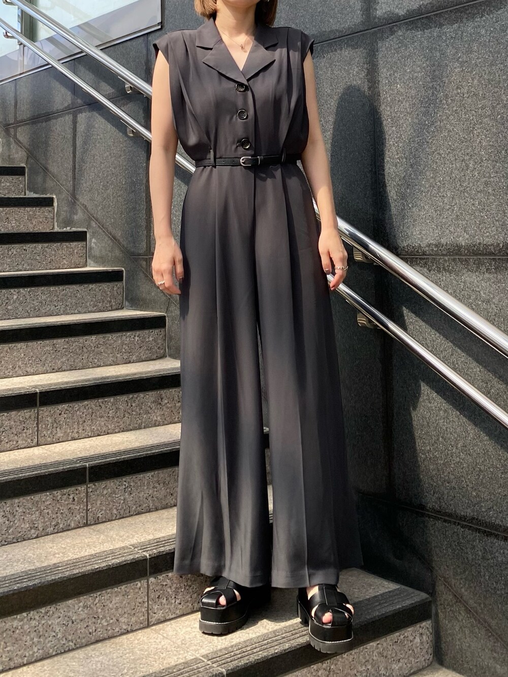 グレー系のつなぎ/オールインワン、ブラック系のサンダルを着用したレディースの春コーディネートの3枚目の写真