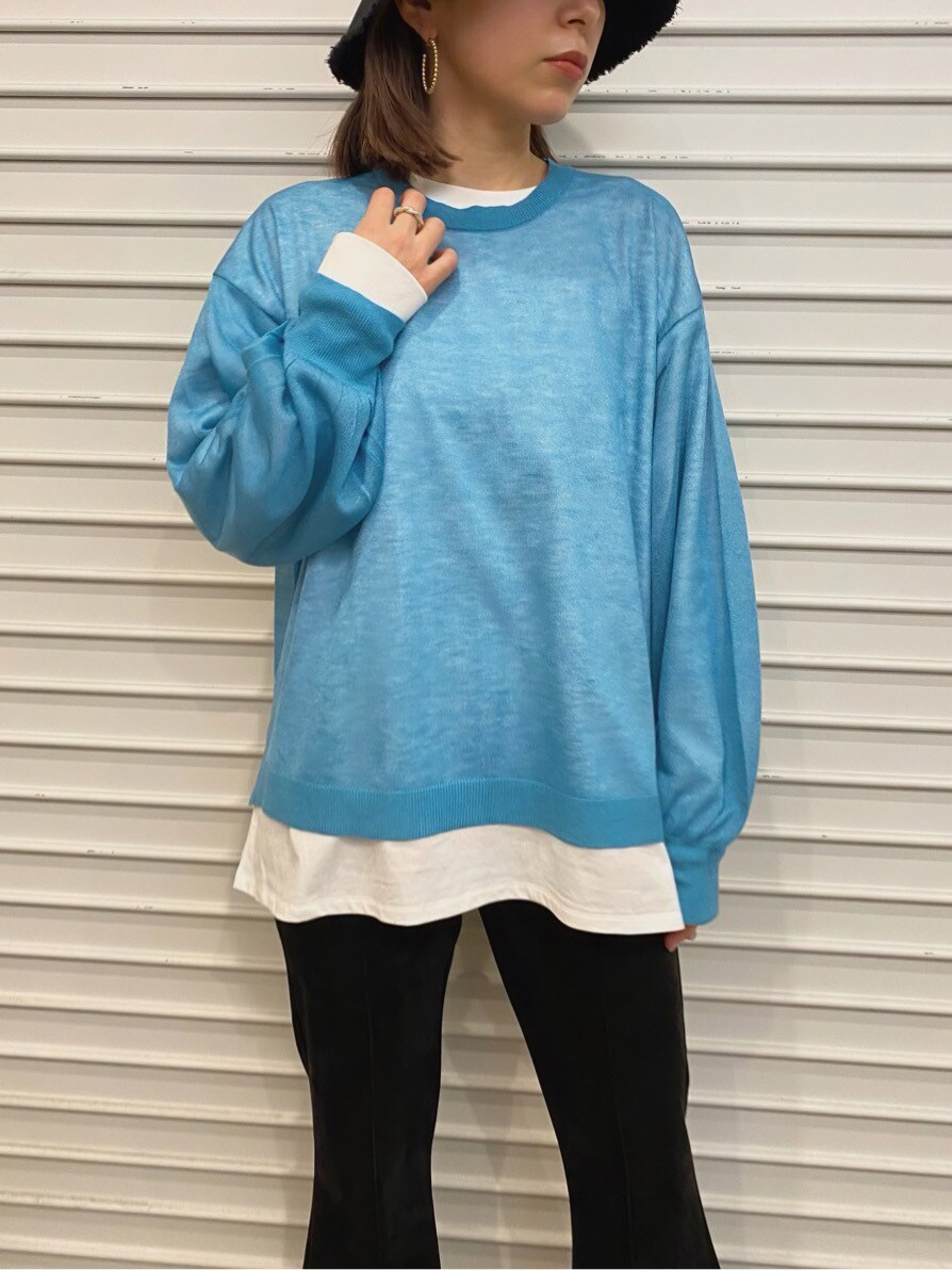 ブラック系のその他パンツ、ブルー系のニット/セーター、ブラック系のハットを着用したレディースの春コーディネートの3枚目の写真