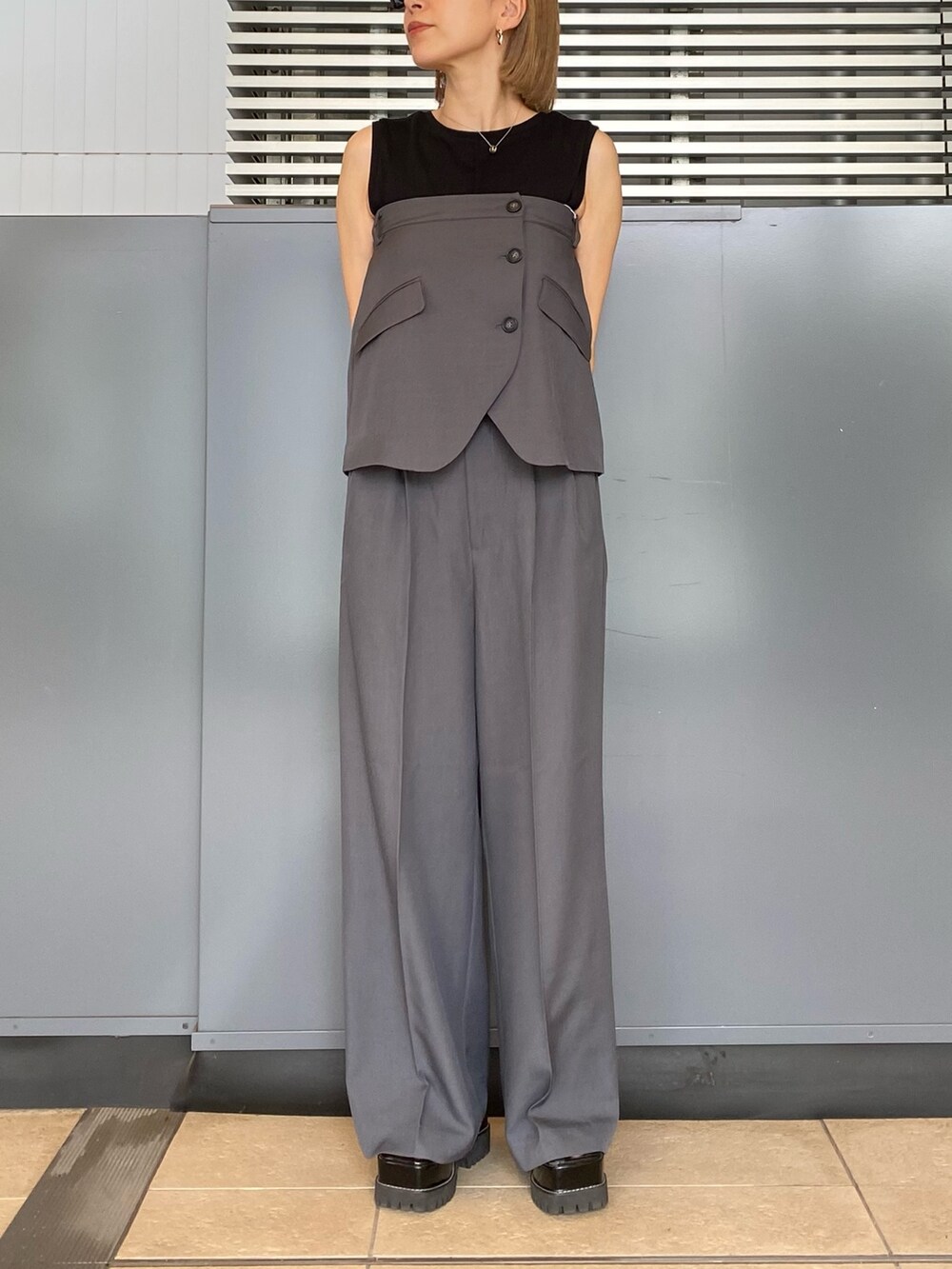 グレー系のその他パンツ、ブラック系のタンクトップを着用したレディースの夏コーディネートの3枚目の写真