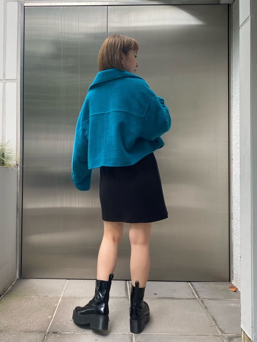 ブラック系のワンピース、ブルー系のブルゾンを着用したレディースの秋コーディネートの2枚目の写真