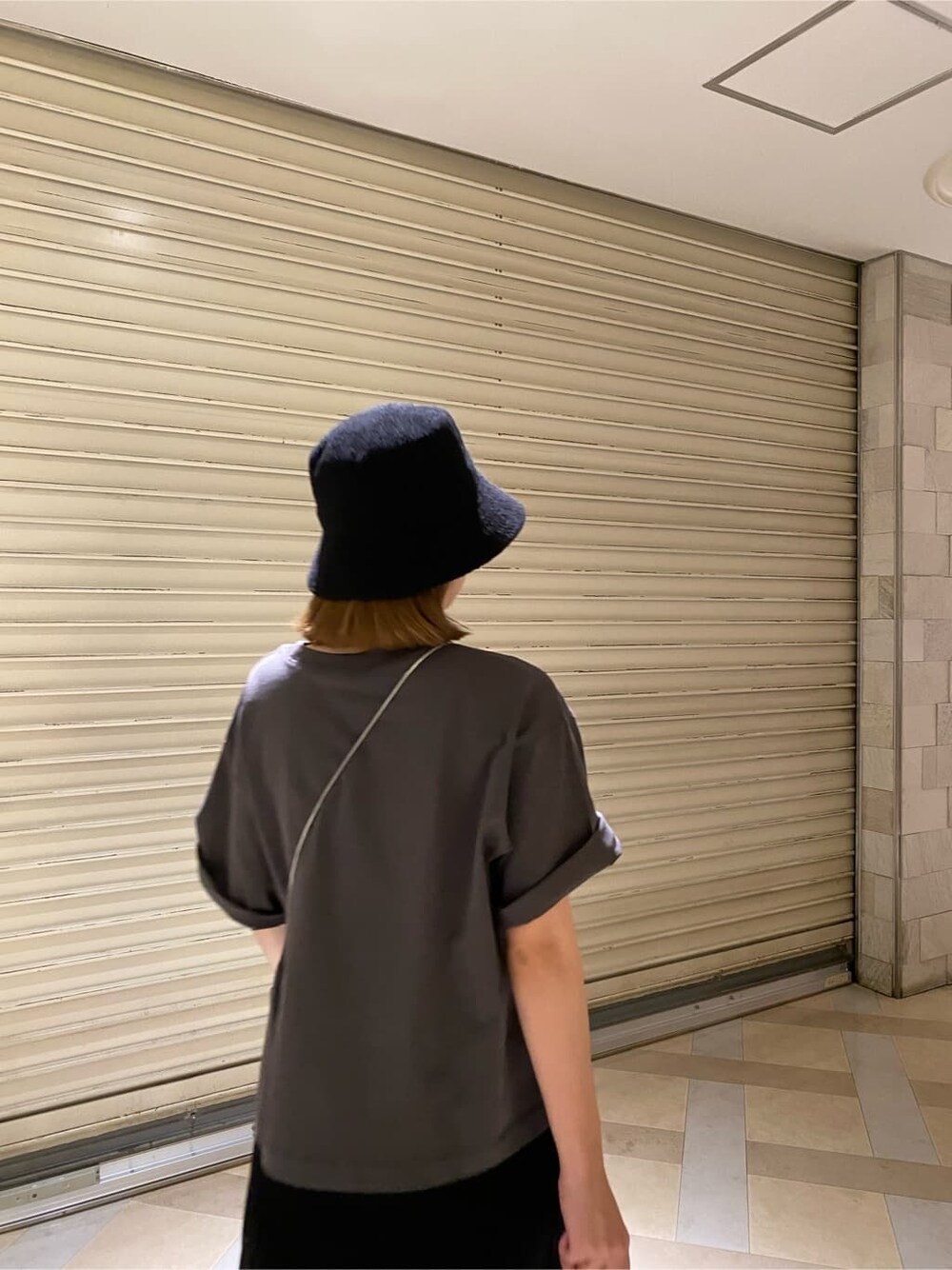 ブラック系のショルダーバッグ、その他のサンダル、グレー系のTシャツ/カットソーを着用したレディースの春コーディネートの5枚目の写真